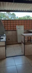 uma cozinha com um fogão e um frigorífico em Chácara Recanto das Pedras em Guarulhos