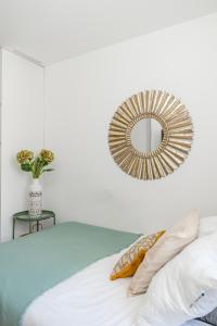 Ein Bett oder Betten in einem Zimmer der Unterkunft Chueca I calle Farmacia 1BR 1BH