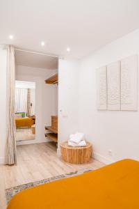 ein Schlafzimmer mit einem orangenen Bett und einem Spiegel in der Unterkunft Luxury flat Chueca I in Madrid