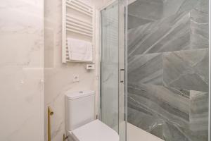 Ein Badezimmer in der Unterkunft Chueca I calle Farmacia 1BR 1BH