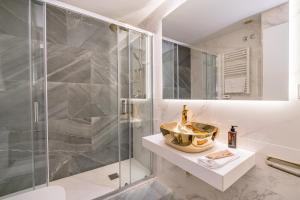 ein Badezimmer mit Dusche und Waschbecken in der Unterkunft Chueca I calle Farmacia 1BR 1BH in Madrid