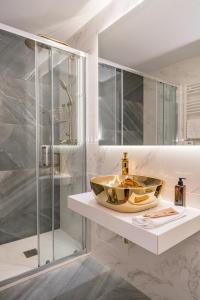 ein Badezimmer mit Waschbecken und Dusche in der Unterkunft Chueca I calle Farmacia 1BR 1BH in Madrid