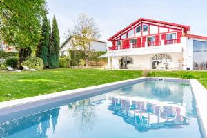 uma casa com piscina em frente a uma casa em Ciboure, villa avec piscine 8 couchages quatre étoiles em Ciboure