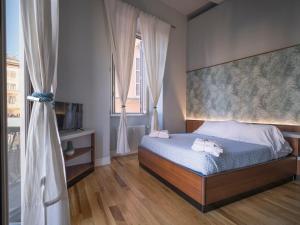 um quarto com uma cama e uma grande janela em Navona Charming Balcony em Roma