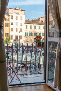 uma vista para um parque infantil a partir de uma janela em Navona Charming Balcony em Roma