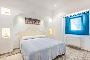 A bed or beds in a room at Terrazza e Conchiglie Még 37 kép