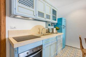 A kitchen or kitchenette at Terrazza e Conchiglie