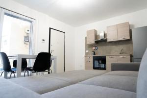 um quarto com uma mesa e cadeiras e uma cozinha em [Da Lorenzo] - between station and center em Monza