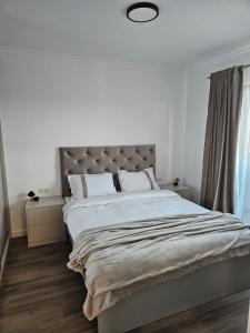 Кровать или кровати в номере Apartment 3 Camere Avanera Suceava