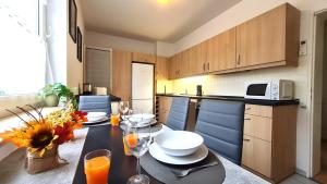 een keuken met een tafel met borden en wijnglazen bij Modernes Apartment für 5 Personen in Schwerte