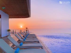 une rangée de chaises longues à côté d'une piscine dans l'établissement Luxury 5star Residence À La Carte HaLong Bay Floor 37, à Hạ Long