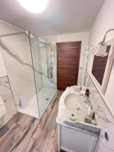 a bathroom with a sink and a shower at Apartment Diva Canova Laguna Veneta in Codevigo