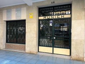 Een winkel met twee deuren met een miljoen borden erop. bij La Biznaga de María in Torre del Mar