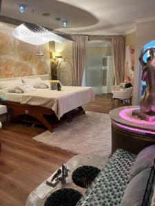 伊達爾－奧伯施泰因的住宿－SkinSpa Apartments Idar-Oberstein，一间带大床的卧室和一间浴室