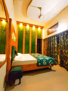 una camera da letto con un letto e una parete verde di Hotel Stay Revoli - Just Half k.m From Golden Temple ad Amritsar Altre 12 foto