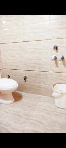 un bagno con un water e un lavandino di Hotel Stay Revoli - Just Half k.m From Golden Temple ad Amritsar