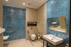 y baño con aseo, lavabo y ducha. en Holiday Inn Tashkent City, an IHG Hotel, en Tashkent