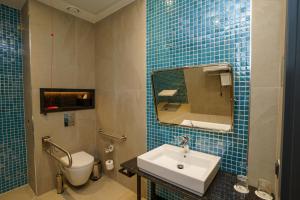 uma casa de banho com um lavatório e um WC em Holiday Inn Tashkent City, an IHG Hotel em Tashkent