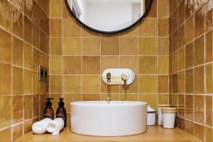 bagno con lavandino bianco e specchio di Maison Hubert a Bordeaux Altre 25 foto