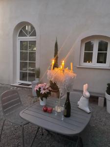 una mesa con velas y flores encima en La petite maison de Vence, en Vence