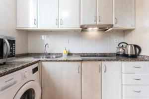 Kuchyň nebo kuchyňský kout v ubytování Apartament Clot 1
