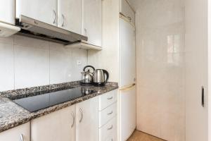 Kuchyň nebo kuchyňský kout v ubytování Apartament Clot 1