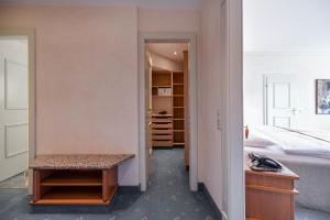 Zimmer mit einem Bett und einer Bank in der Unterkunft Cresta Palace Celerina in Celerina