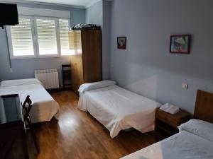 Łóżko lub łóżka w pokoju w obiekcie Pensión Las Matillas