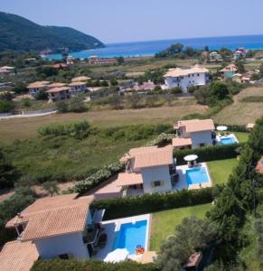 una vista aérea de una casa en una colina en Casa Smaragdi Villas, en Lefkada
