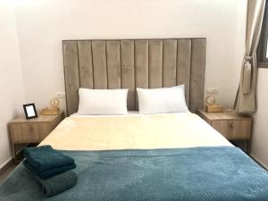 élégant appartement Essaouira 객실 침대