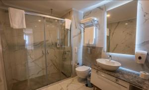 ein Bad mit einer Dusche, einem WC und einem Waschbecken in der Unterkunft LONG BEACH CLUB NATURE - Ultra All Inclusive in Akbük