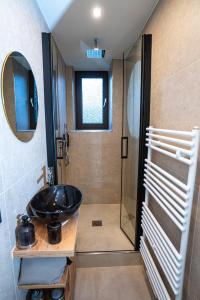 Angelinas Service Apartment 1 في أوبرهاوزن: حمام مع حوض ودش