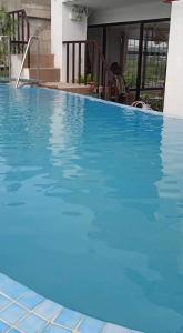 una grande piscina blu con acqua blu di Blue-Sky Wave ad Antipolo