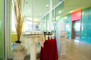 a store with a table and vases in a room at Bella Express in Pattaya Central +51 photos