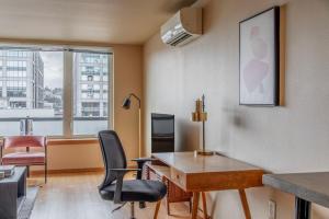 Zona de estar de Queen Anne 1br w gym wd lounge roof deck SEA-569