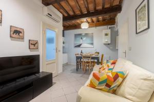 a living room with a couch and a table at Piazza dei Cavalieri Confortable Apartment in Pisa