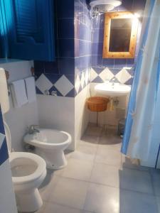 La salle de bains est pourvue de toilettes et d'un lavabo. dans l'établissement Dimora Coloniale B&B, à Ischia