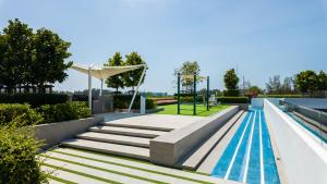 邦濤海灘的住宿－Laguna Skypark Апартаменты，一个带楼梯的游泳池和游乐场