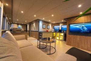 uma sala de estar com um sofá e uma televisão em Explorer Yacht em Fethiye