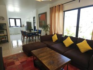 sala de estar con sofá y mesa en Lovely 2-Bedroom Condo with Pool, en Kamala Beach