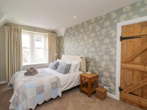 Giường trong phòng chung tại The Hollies