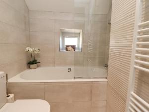 Phòng tắm tại The Hollies +11 ảnh