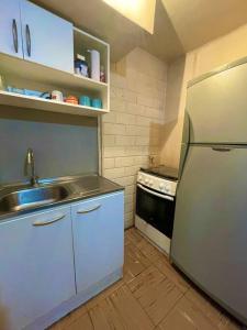 a kitchen with a sink and a refrigerator at Casa 2 habitaciones en Labranza - Temuco in Temuco
