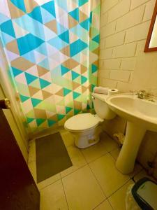 y baño con aseo y lavamanos. en Casa 2 habitaciones en Labranza - Temuco, en Temuco