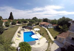 einen Luftblick auf eine Villa mit einem Pool in der Unterkunft Guest House with Pool Villa Fjord in Kanfanar