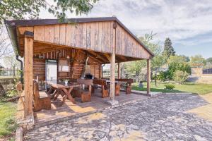 einem Holzpavillon mit einem Picknicktisch und einer Bank in der Unterkunft Guest House with Pool Villa Fjord in Kanfanar