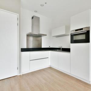 Кухня или мини-кухня в Crawley Apartment near Gatwick Manor Royal Newly Refurbished Sleeps 4
