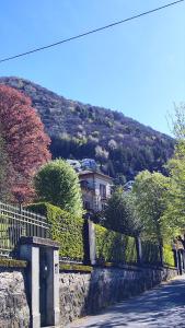 ein Haus an der Seite eines Hügels in der Unterkunft Villa Alma, Lake Como Bed&Breathe in San Fedele Intelvi