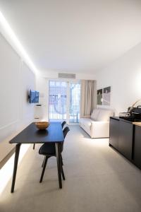 een woonkamer met een tafel en een bank bij Breathe Apartments by Concept Flats in Valencia
