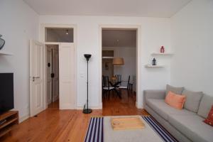 a living room with a couch and a table at Casa Tejo in Cruz Quebrada